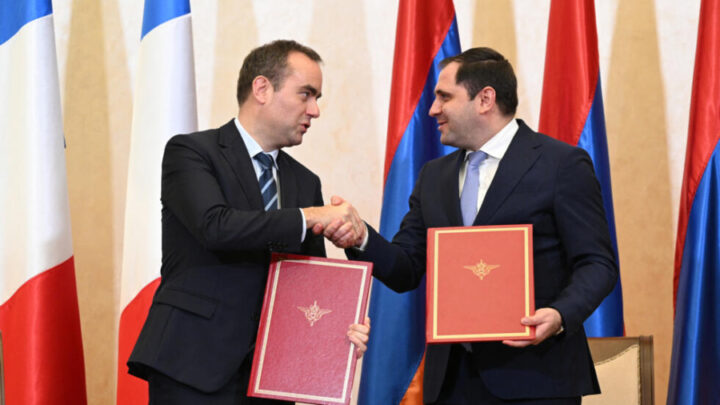 Szef MON Francji odwiedza Armenię i podpisuje umowy w ramach pogłębiania współpracy