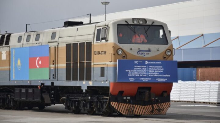 Pierwsze kontenery towarowe dostarczone z Chin przez Kazachstan docierają do Azerbejdżanu